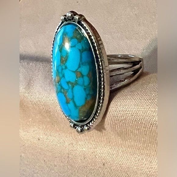Beautiful Ring, Size 8, BN - Picture 2 of 3